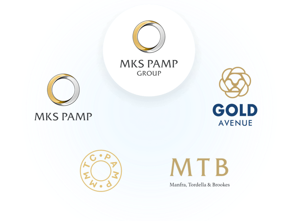 Loghi MKS PAMP GROUP in un cerchio con MKS PAMP, MMTC PAMP, MTB e GOLD AVENUE, il rivenditore ufficiale online di MKS PAMP GROUP