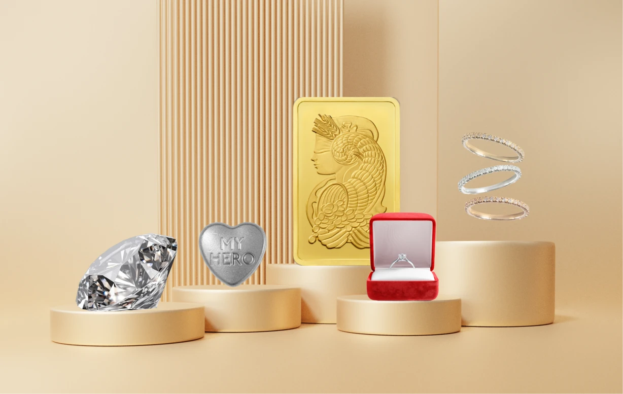 Lady Fortuna-Goldbarren, Cartier-Liebesringe, Verlobungsring in Tiffany-Fassung und ein Diamant auf beigem Hintergrund.