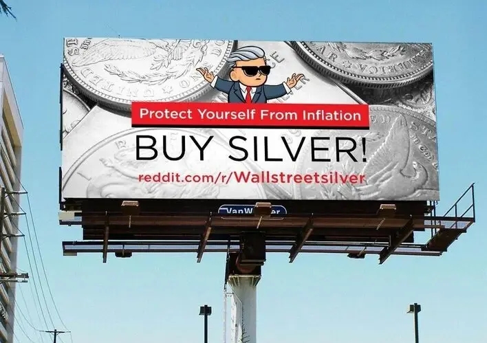Plakat, das reddits Wall-Street-Silver-Mann mit Silbermünzen im Hintergrund und den Sätzen Schützen Sie sich vor Inflation kaufen Sie Silber zeigt reddit.com/r/Wallstreetsilver/