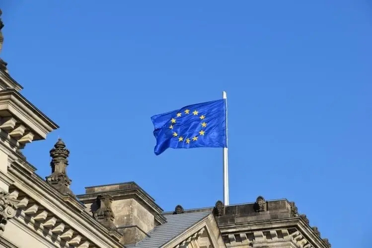 Drapeau européen flottant avec un ciel bleu derrière