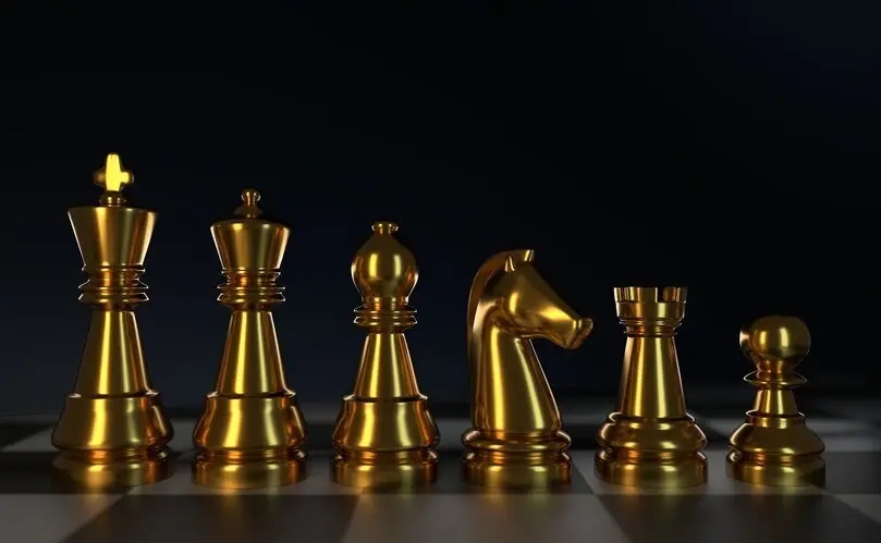 set di scacchi in oro che rappresenta l'oro come asset d'investimento strategico nel 2021