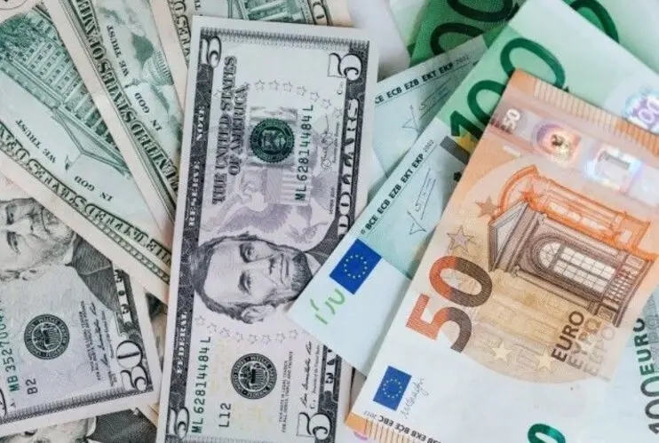 Euro- und Dollar-Scheine symbolisieren das Gelddrucken.