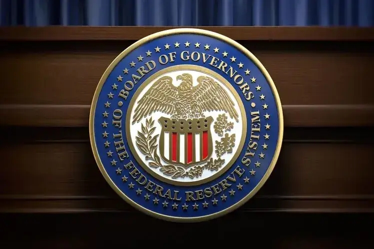 Lo stemma del Consiglio di amministrazione del Federal Reserve System sul leggio durante una conferenza stampa.