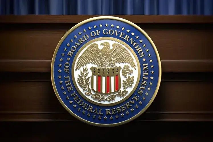 Le sceau du Conseil des gouverneurs du Système fédéral de réserve est visible sur le pupitre pendant une conférence de presse.