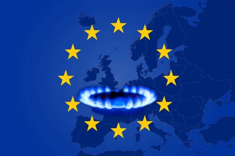 La bandiera dell’Unione europea e un fornello a gas con la mappa dell’Europa sullo sfondo a simboleggiare i prezzi dell’energia alle stelle in tutti e 27 gli Stati membri dell’UE.