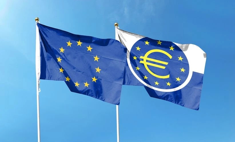 Die EU-Flagge vor blauem Himmel, fotografiert als die EZB die Zinssätze anhob, um die steigende Inflation zu bekämpfen