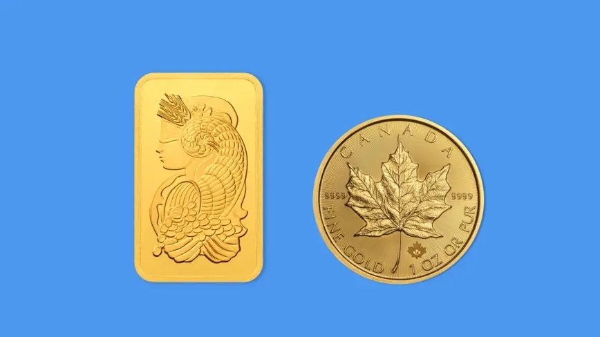 Un lingotto d’oro puro e una moneta d’oro su sfondo azzurro.