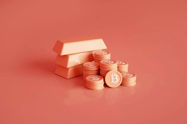 Goldbarren und Bitcoin-Münzen gestapelt auf orangefarbenem Hintergrund