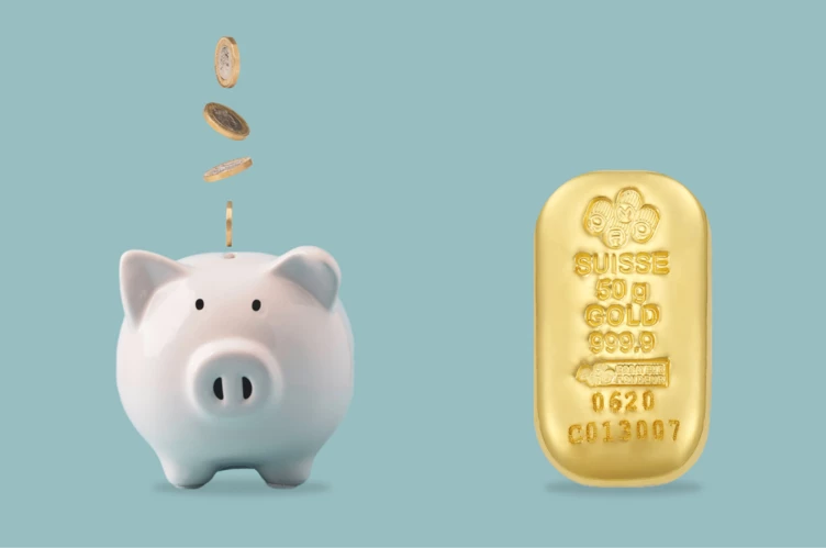 ein Sparschwein, in das goldene Euro-Münzen fallen und ein PAMP Suisse Goldbarren