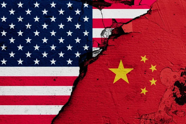 Drapeaux des États-Unis et de la Chine avec une fissure entre les deux, montrant les relations tendues entre les deux pays.