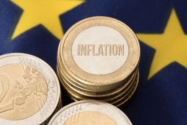 Bandiera dell'Unione Europea, moneta euro e inflazione nell'Eurozona.