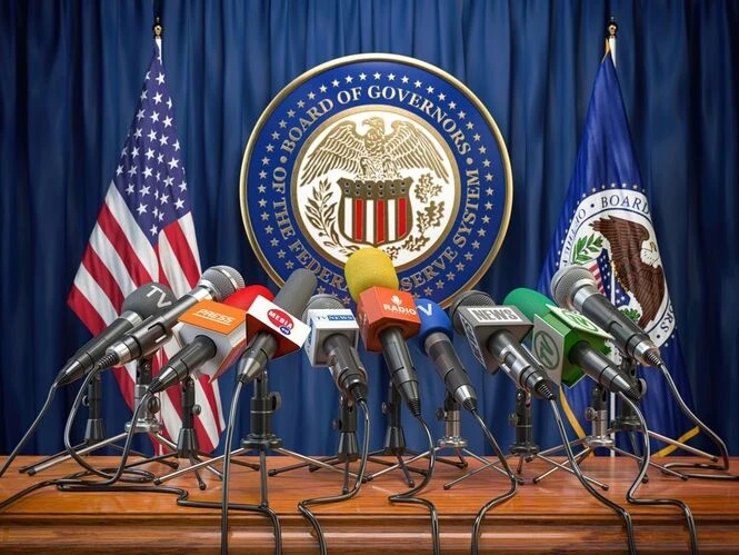 Pressekonferenz der US-Notenbank: Mikrofone, Symbole und Flaggen