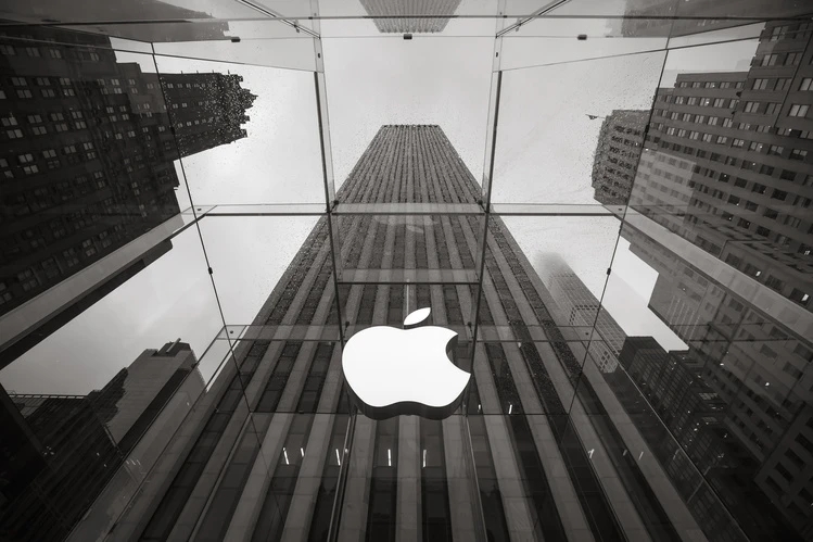 Logo Apple Store à l'entrée du magasin Apple