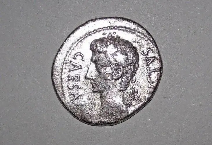 une pièce d'argent physique en denarius romain