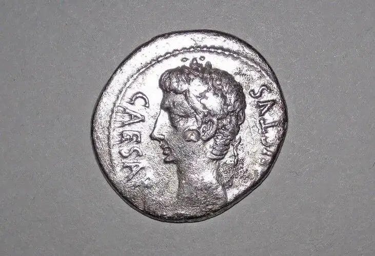 una moneta d'argento fisico del denario romano