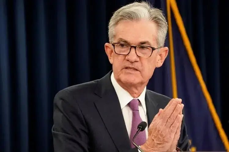 Der Fed-Vorsitzende Jerome Powell hält eine Rede über sinkende Zinsen und die Tatsache, dass die Fed weniger Spielraum hat, die Zinsen zu senken, um die Beschäftigung während einer wirtschaftlichen Rezession zu erhöhen.