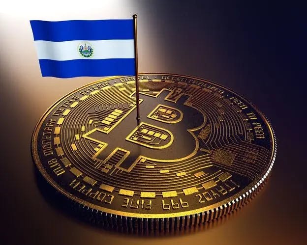 La bandiera di El Salvador issata su una moneta di Bitcoin dopo la sua adozione come valuta legale