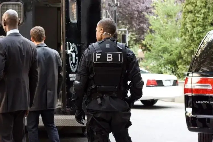 Un agente dell'FBI durante un’operazione riguardante lingotti d’oro nascosti