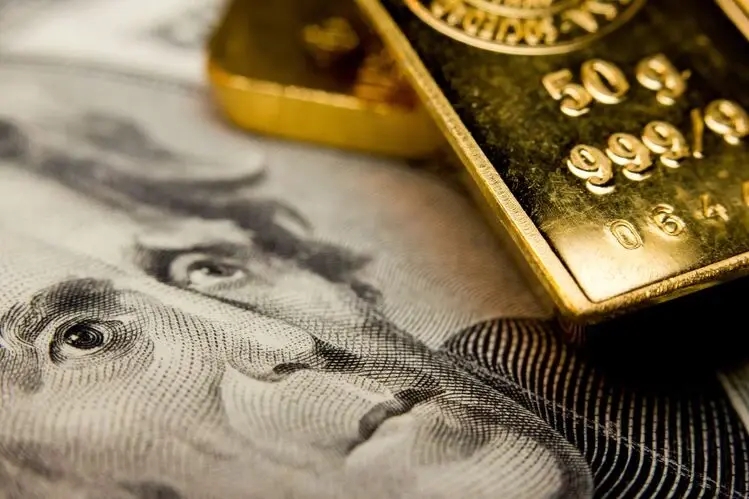 banconota in dollari e lingotti d’oro a rappresentare l’evoluzione dei sistemi monetari