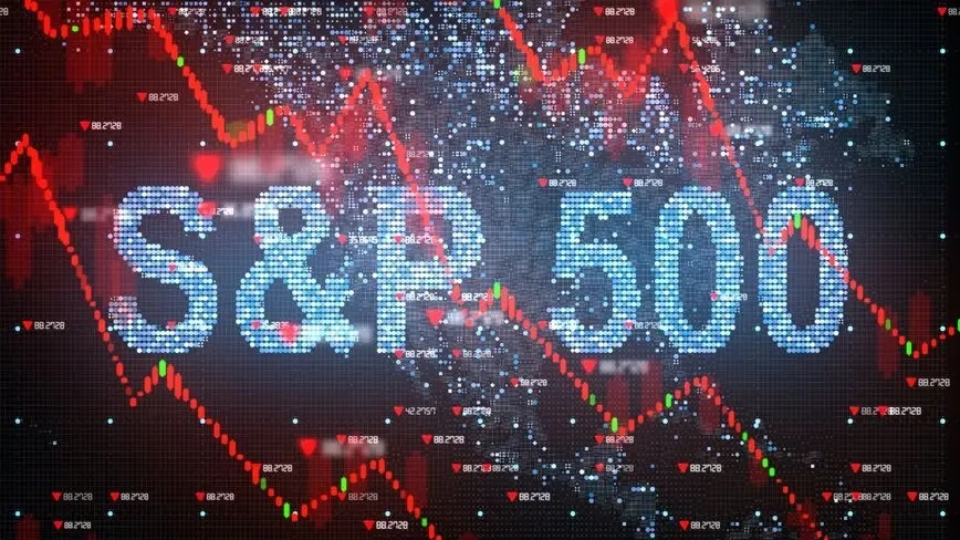 Indice boursier S&P 500 en lumières bleues numériques sur un écran boursier avec des indices baissant en rouge pour représenter le ratio S1P 500/or