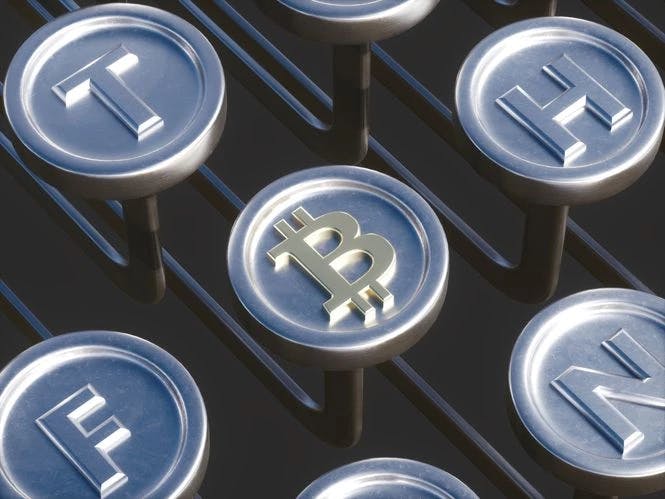 Il Bitcoin e le altre criptovalute principali raffigurate come pulsanti di una macchina da stampa