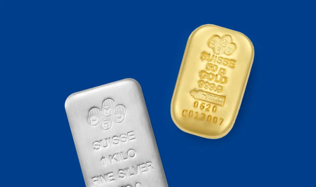 PAMP Suisse 1 Kilo Feinsilberbarren und PAMP Suisse 50 g Goldbarren auf blauem Hintergrund