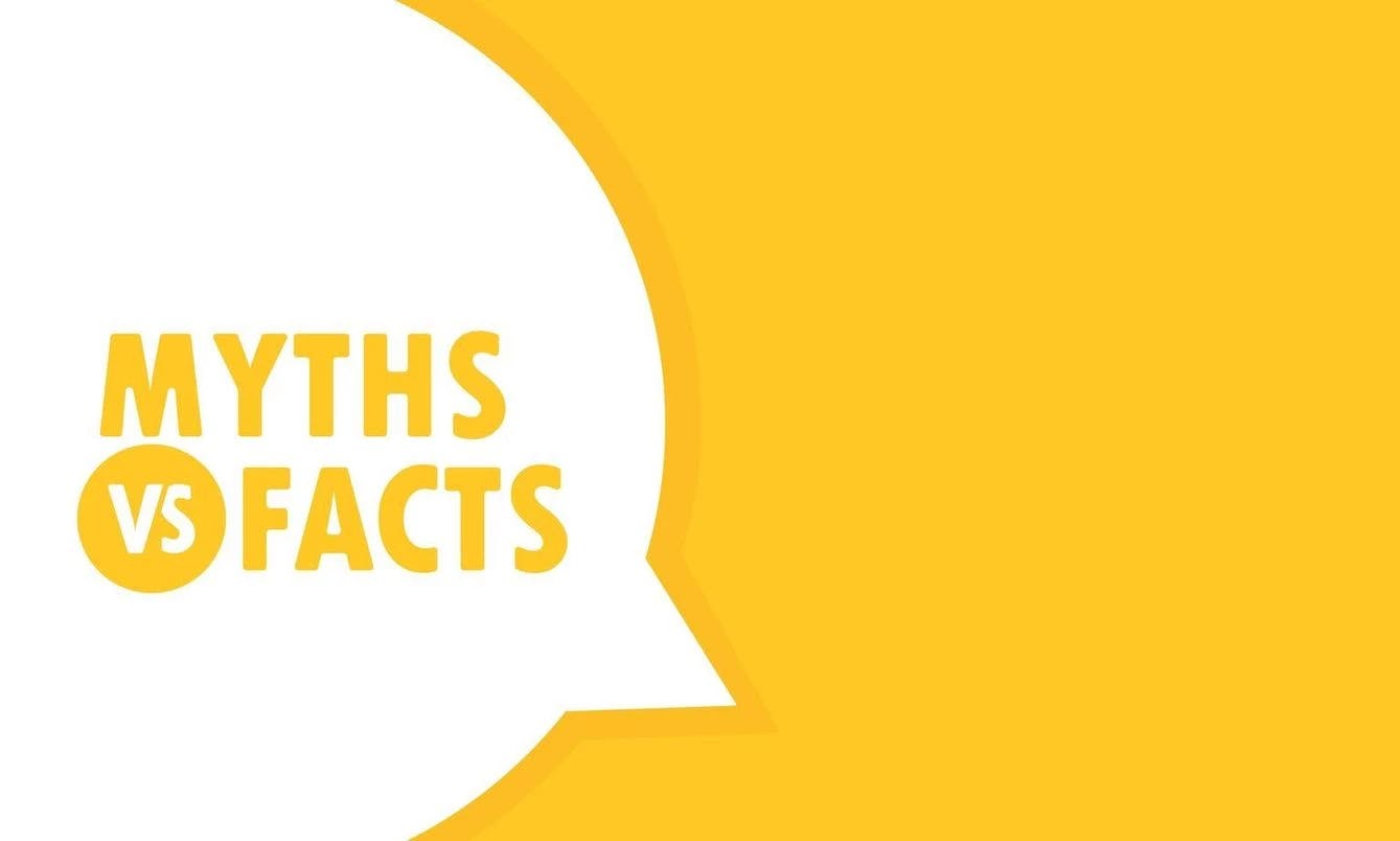 goldener Hintergrund mit einer weißen Sprechblase mit der Aufschrift in Gold: Mythen vs. Fakten