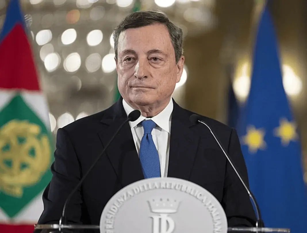 Mario Draghi fotografato dopo le dimissioni da Presidente del Consiglio italiano in seguito alla caduta del suo governo di unità nazionale.