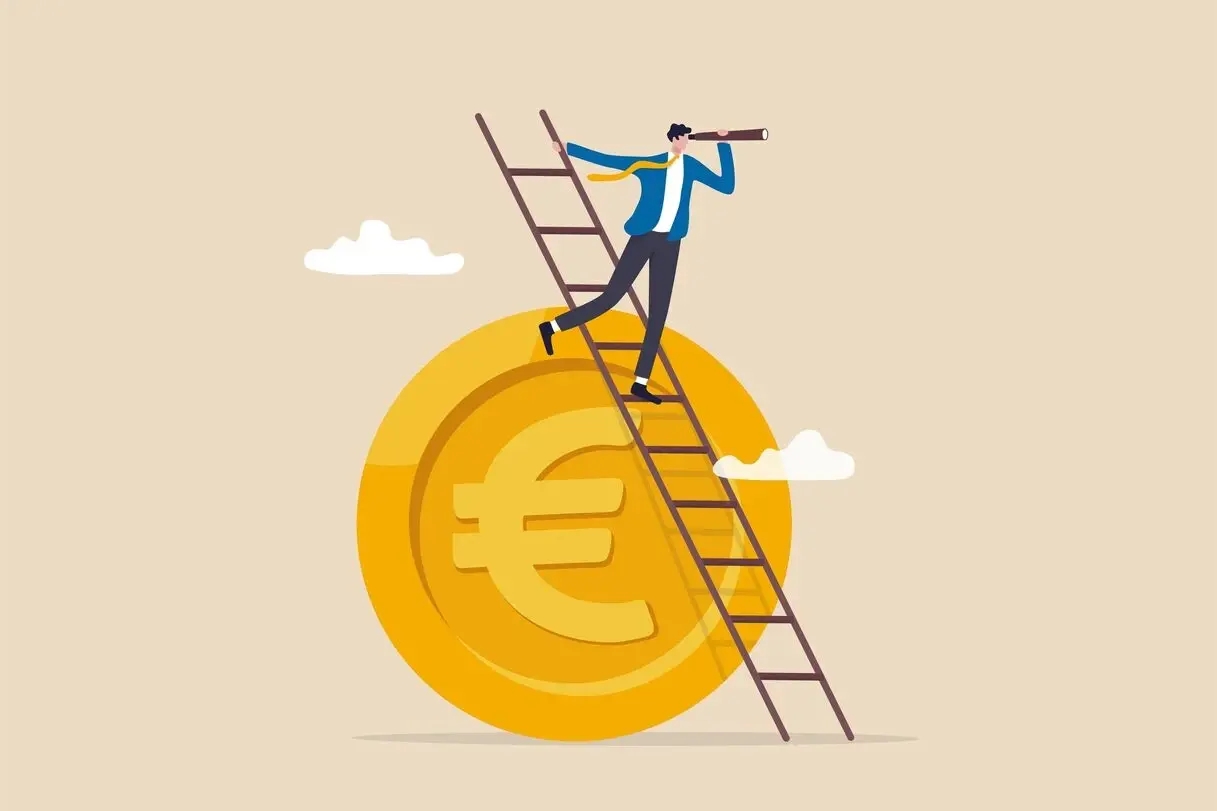Prepararsi a una recessione, iniziare a risparmiare in oro come mostrato nell'immagine di un uomo su una scala con una moneta d'oro alle spalle.