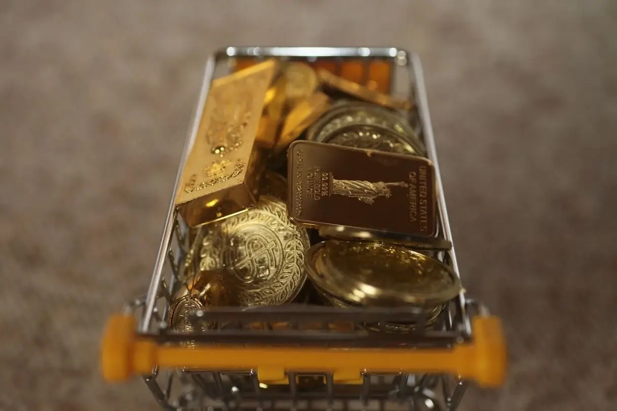 un chariot rempli de lingot et de pièces d’or d’investissement pour représenter la demande d’or physique d’investissement en augmentation