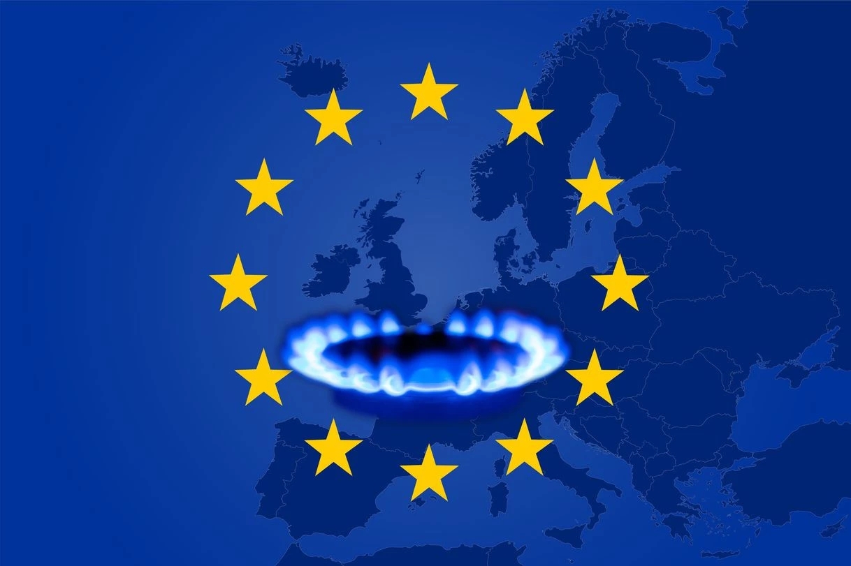 Die EU-Flagge und ein Gasofen mit der Europakarte im Hintergrund symbolisieren die explodierenden Energiepreise in allen 27 EU-Mitgliedstaaten.
