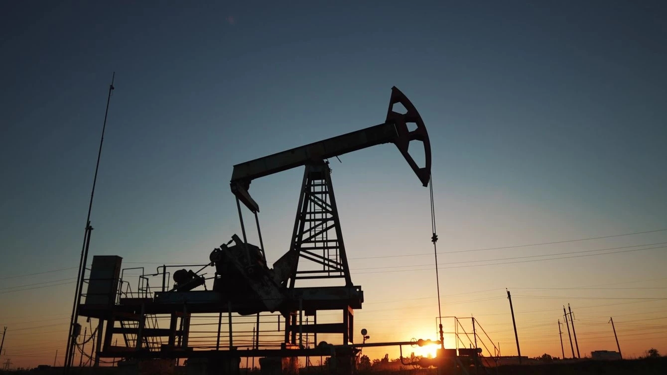 Une pompe à pétrole en marche sur fond de coucher de soleil photographiée après que l'OPEP+ a accepté de réduire la production de pétrole pour faire remonter les prix du pétrole.