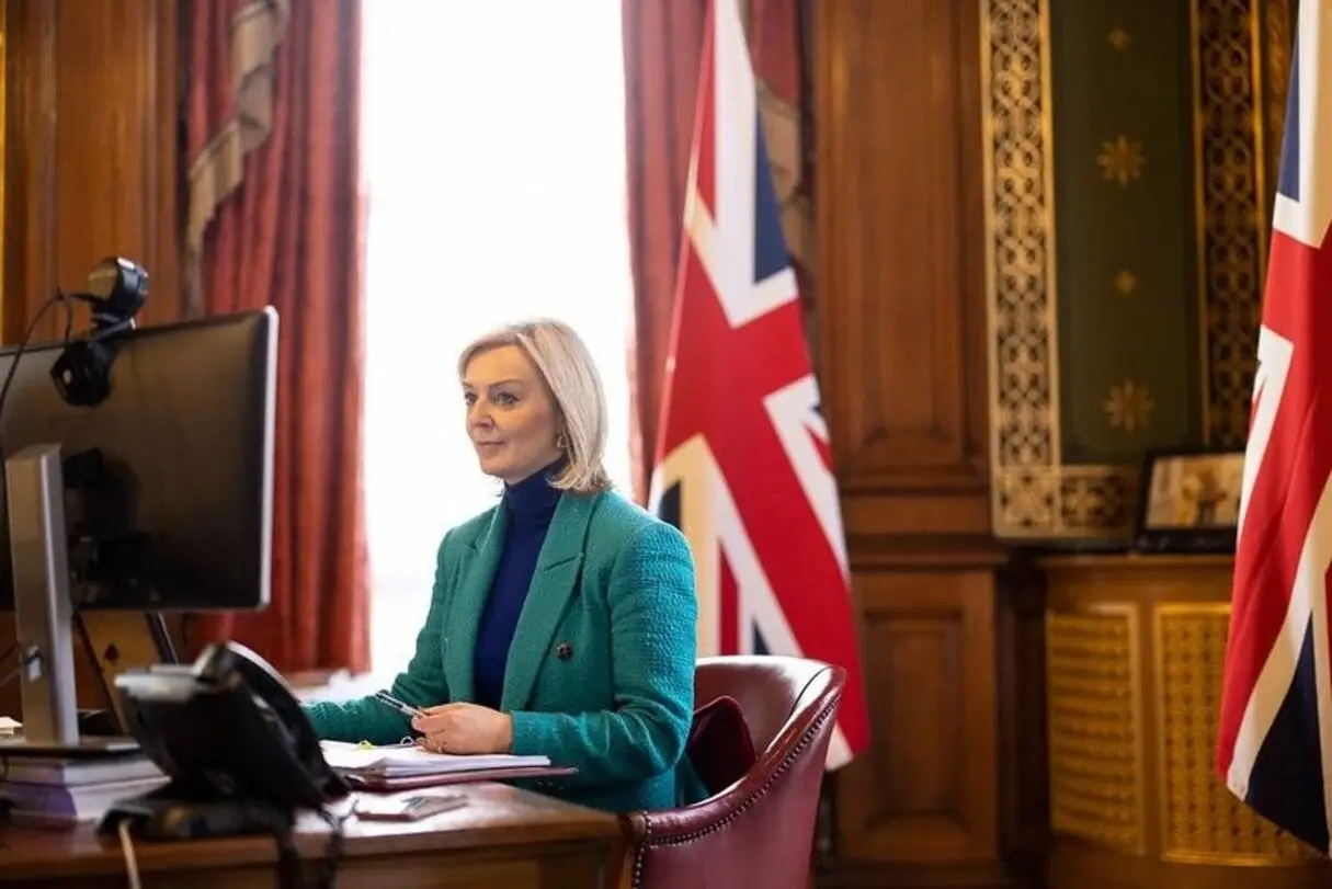 La premier britannica uscente Liz Truss fotografata mentre è seduta nel suo ufficio di Downing Street a Londra.