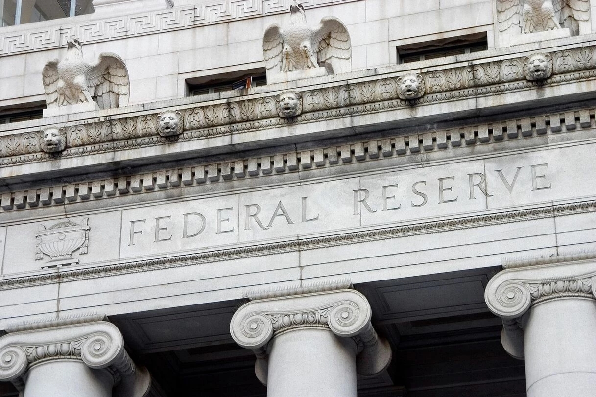 Die Vorderseite des U.S. Federal Reserve Building
