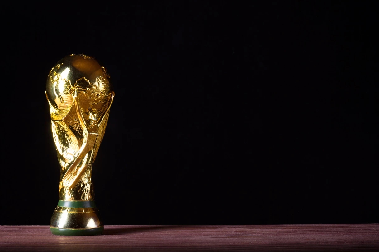 Il trofeo della Coppa del Mondo FIFA su sfondo nero.