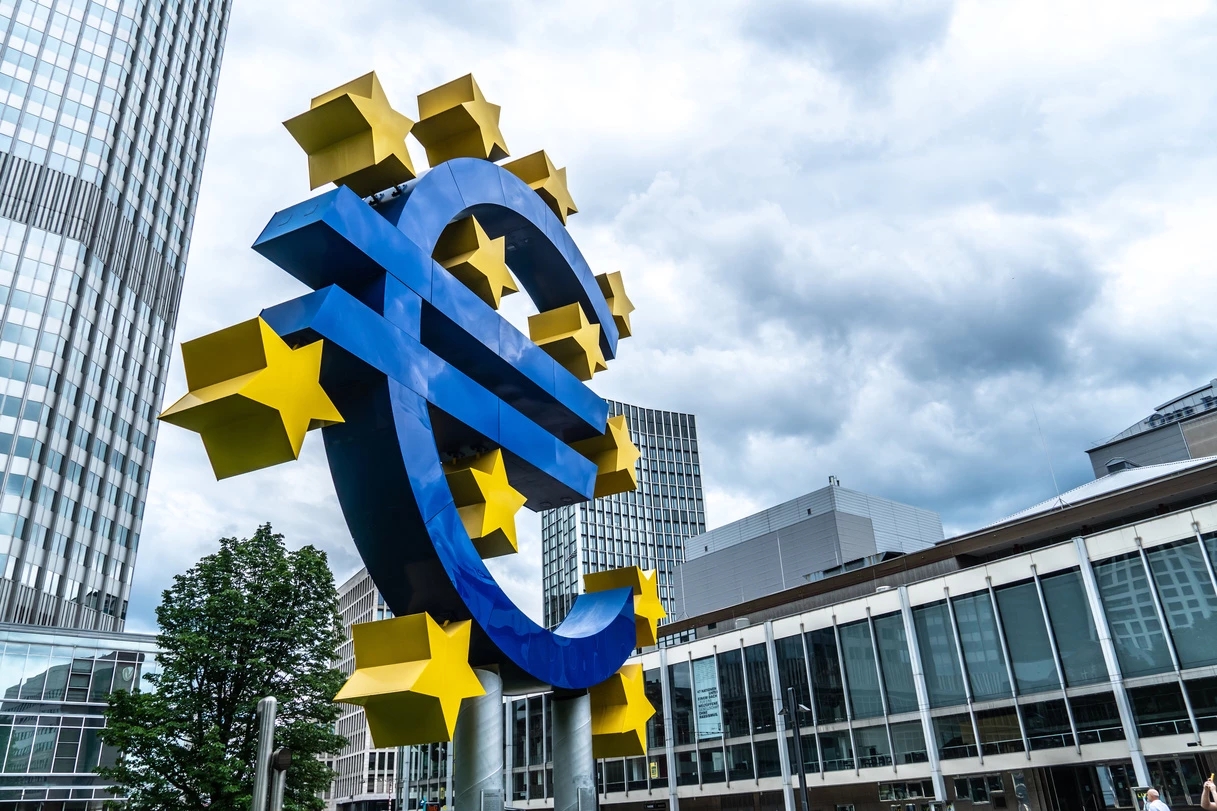 L’iconica statua dell’Euro fuori dall’ex sede della Banca centrale europea (BCE) a Francoforte.