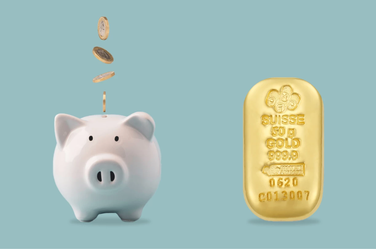 Un salvadanaio con delle monete d’oro che cadono dentro e un lingotto d’oro PAMP Suisse.