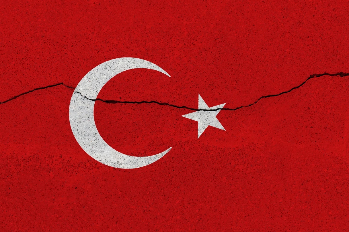 Eine gerissene Flagge der Türkei