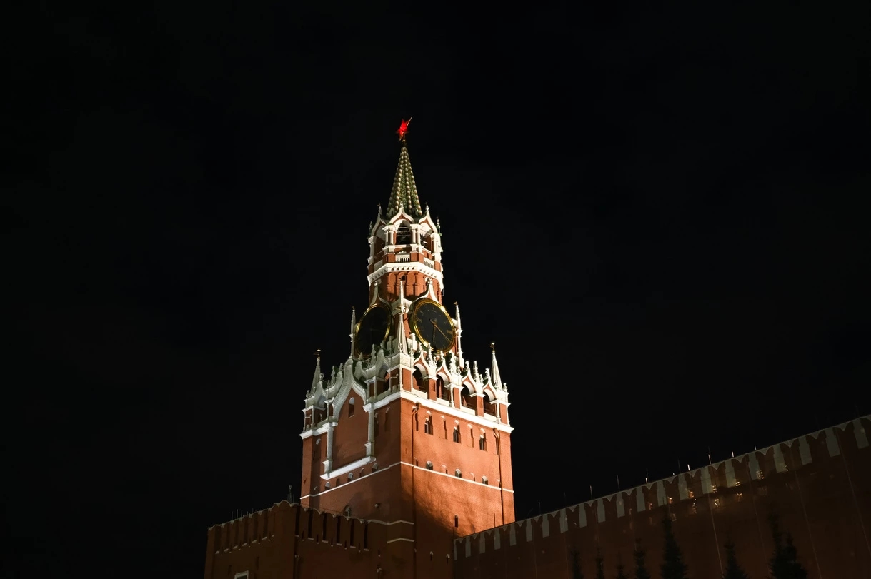 La torre del Cremlino nella Piazza Rossa di Mosca.