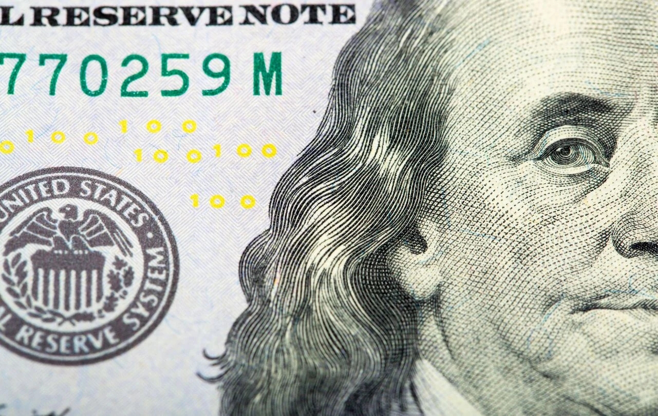 Dollaro statunitense con il timbro della Federal Reserve.
