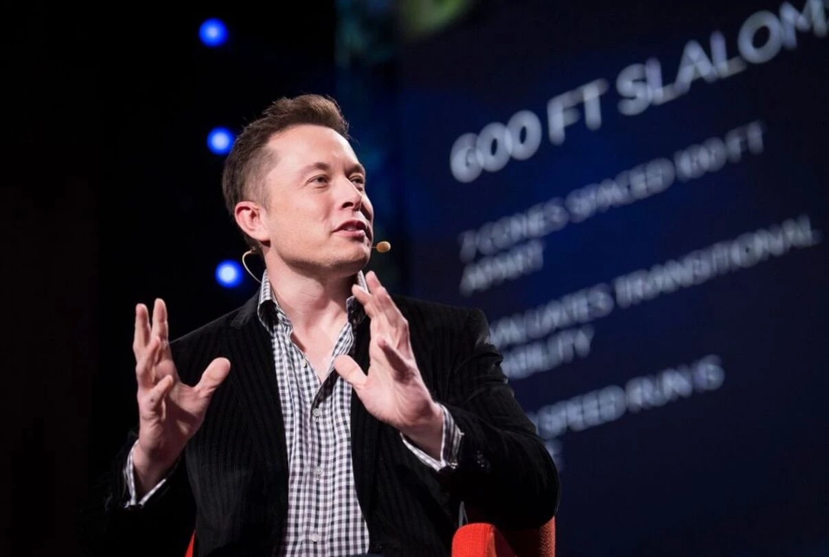 Elon Musk spricht auf einer Konferenz
