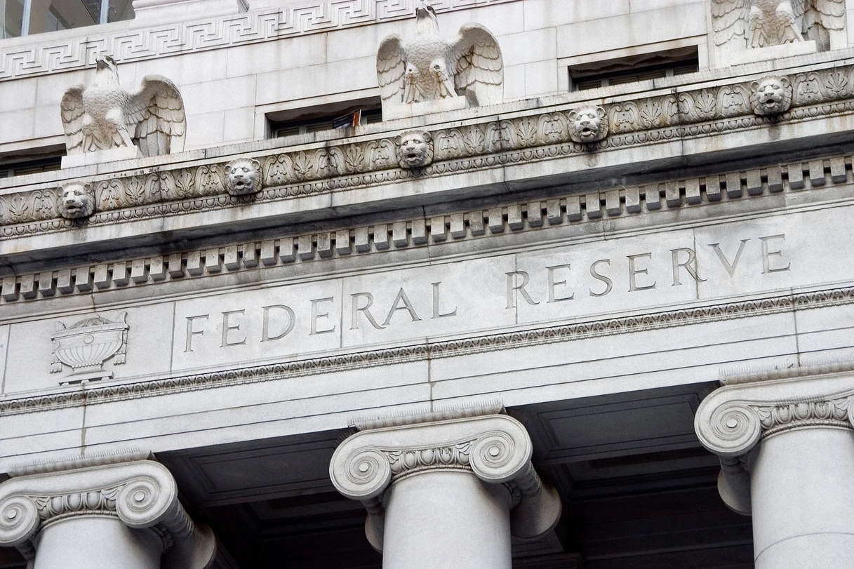 Vorderseite des Federal Reserve Gebäudes