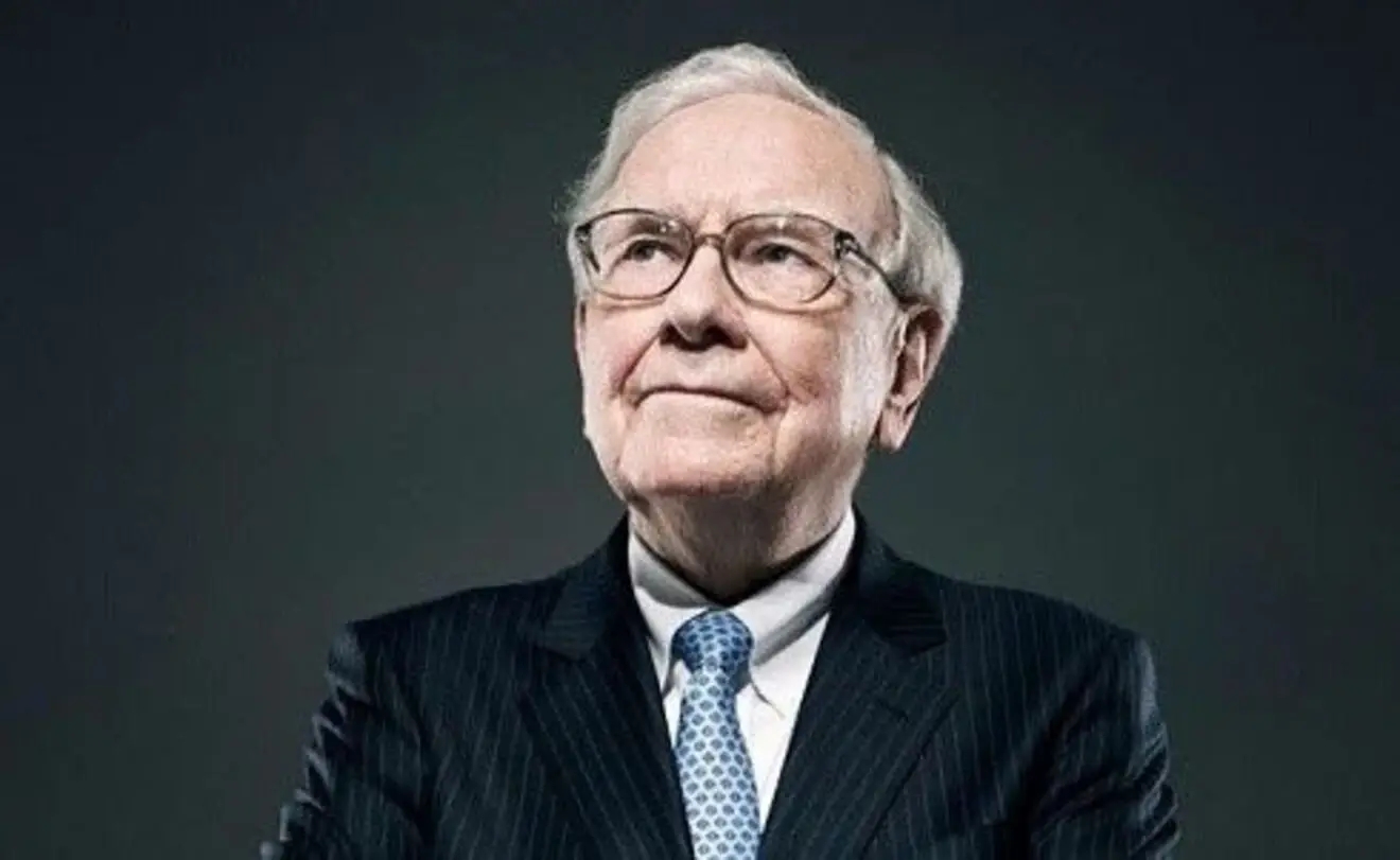 Warren Buffett ist vor einem schwarzen Hintergrund abgebildet, als Berkshire Hathaway Gold und Aktien des weltgrößten Goldproduzenten, Barrick Gold, kauft.