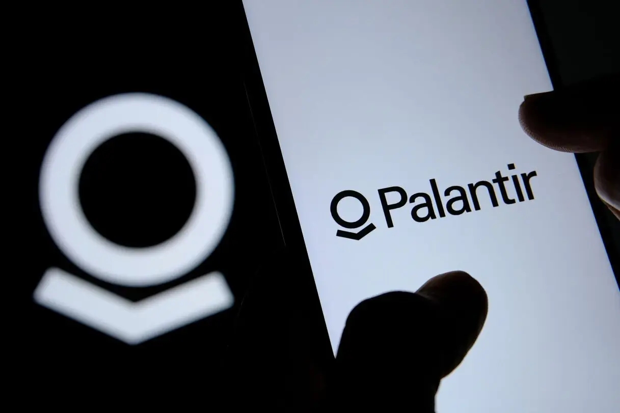 une bannière smartphone mobile du géant américain de la tech palantir sur un écran avec un logo palantir en noir et blanc dans le fond