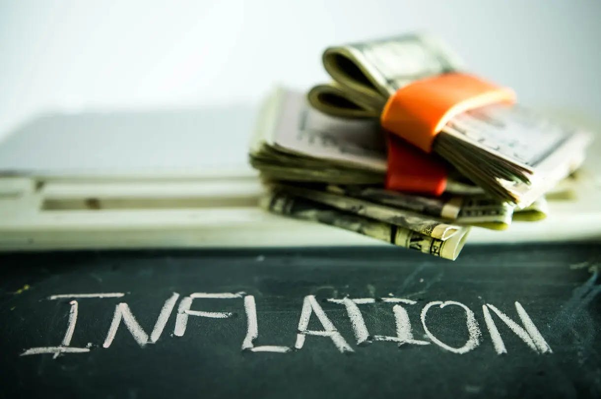  l’inflazione rappresentata come una pila di soldi senza valore