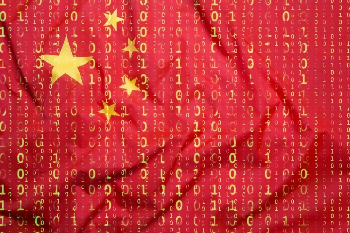 Una bandiera cinese con cifre di matrice che simboleggiano un attacco hacker 
