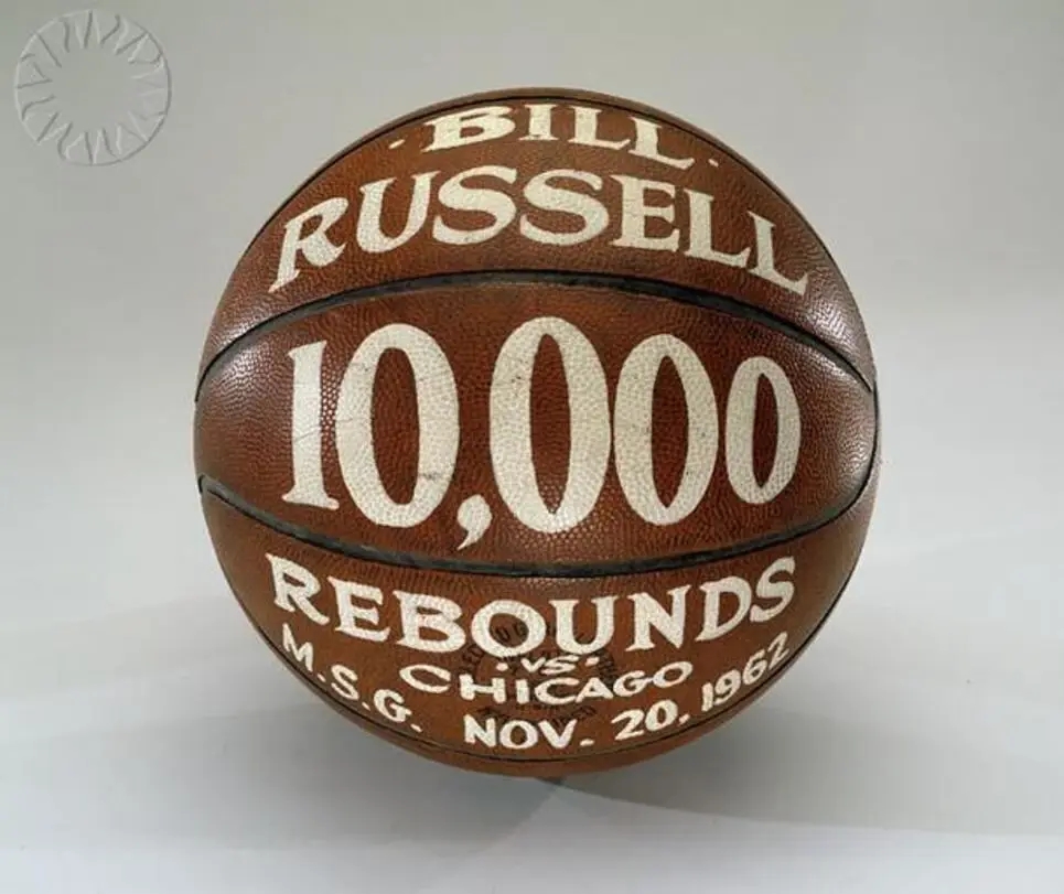 pallone da basket con la scritta “rebounds” a simboleggiare l’imminente ripresa dell’argento