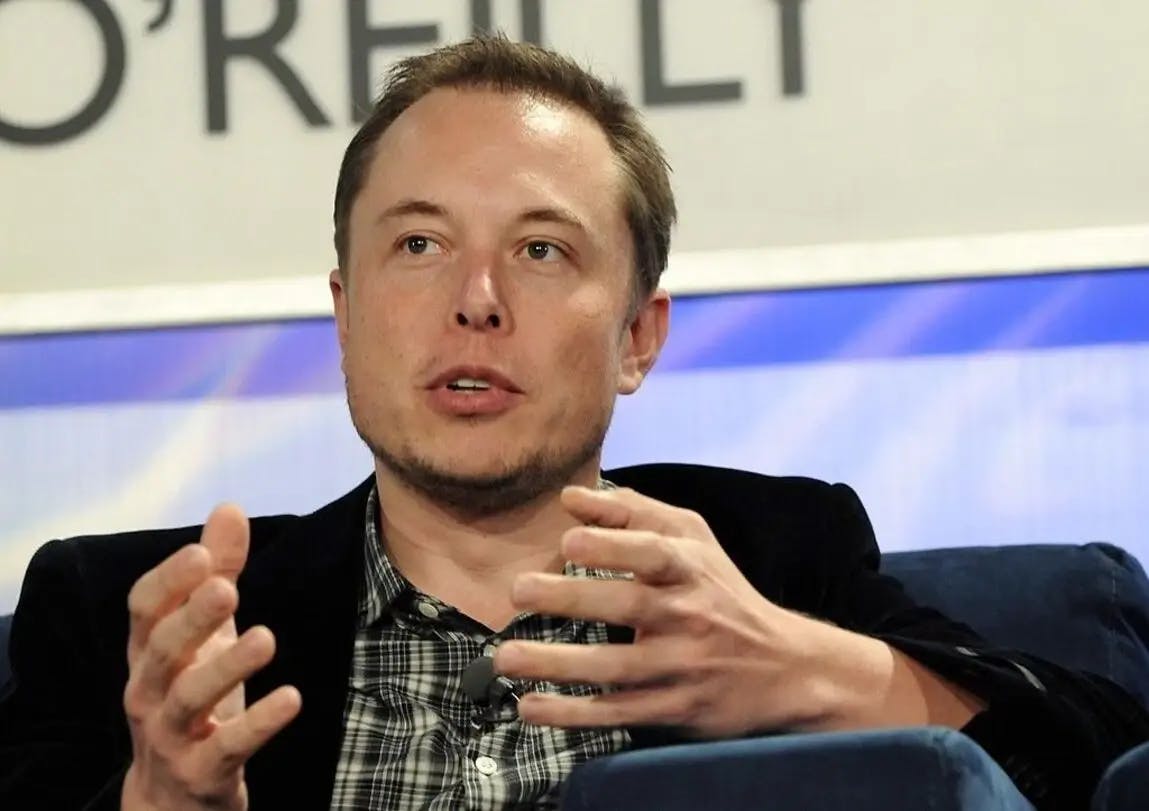 Elon Musk, Geschäftsführer von Tesla, hält eine Rede, nachdem der Marktwert von Tesla die Grenze von 1 Trillion US-Dollar überschritten hat