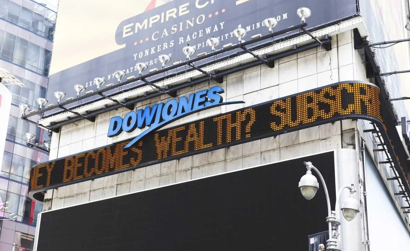 Gebäude mit dem DOW JONES-Zeichen der fragt, ob es sich um echten Reichtum handelt