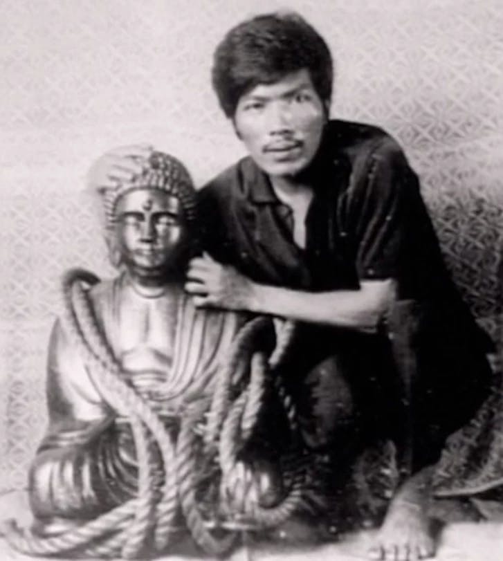Rogelio Roxas, der Schatzsucher, posiert neben der mit Diamanten gefüllten goldenen Buddha-Statue, die Teil des Yamashita-Schatzes war, der aus Haufen von Goldbarren und Juwelen bestand, die während des Zweiten Weltkriegs geplündert wurden